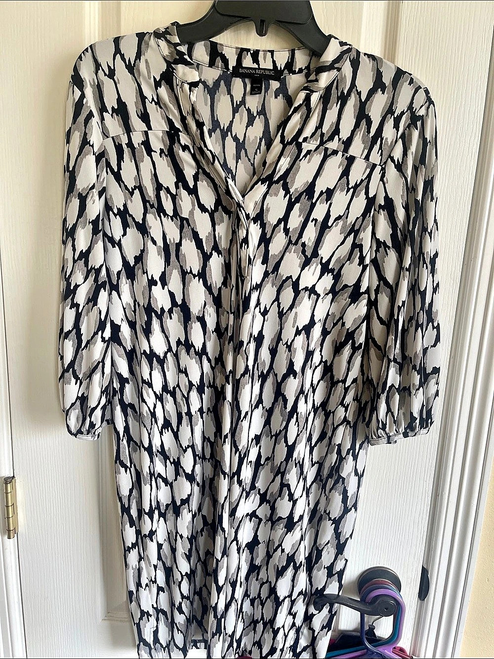 Banana Republic Abstract Print Blouse in White & Black Size XS Like New